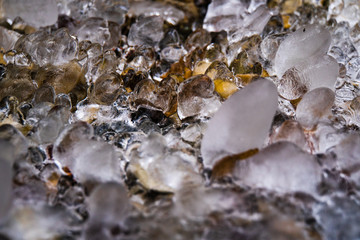 Eingefrorenes Wasser mit Steinen 