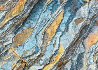 Poster Rotslagen - kleurrijke formaties van rotsen die in de loop van honderden jaren zijn gestapeld. Interessante achtergrond met fascinerende textuur © lukasz_kochanek