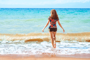 Fototapeta premium the girl on the waves