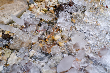 Eingefrorenes Wasser mit Steinen 