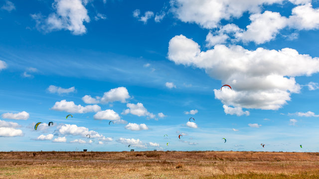 Kitesurfer am Strand der Ostsee