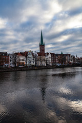 Fototapeta na wymiar Petrikirche in Lübeck mit Trave