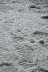 Fußabdrücke im Schnee bei Nacht