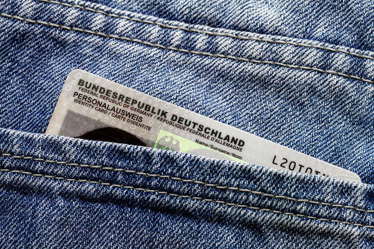 Personalausweis in Hosentasche