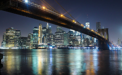 Fototapeta na wymiar brooklyn bridge and Manhattan at night
