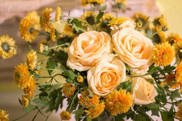 Obraz na płótnie Canvas Bouquet of yellow roses and chrysanthemums