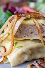 schwäbische Maultasche mit Zwiebeln auf einem Teller