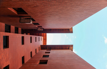 nadir,prespectiva de pared de ladrillos desde el suelo