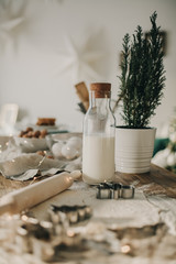 мука, посуда  и формы для выпечки на деревянном столе flour, dishes and bakeware on wooden table