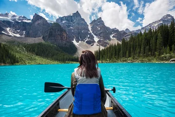 Crédence de cuisine en verre imprimé Canada Canoë-kayak touristique sur le lac Moraine dans le parc national Banff, Rocheuses canadiennes, Alberta, Canada.
