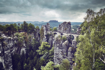 Vintage getöntes Bild der Basteibrücke im Nationalpark Sächsische Schweiz, Deutschland.