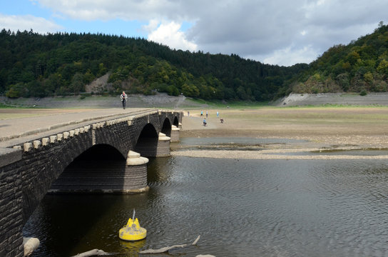 aufgetauchte alte Br&uuml;cke bei Asel am Ederstausee bei Wassermangel