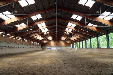 Foto op Plexiglas Panoramic view of an empty indoor horse riding arena © acceptfoto