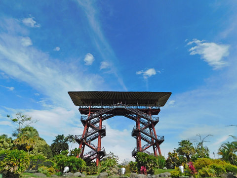 Torre Mirador en el Parque del Caf&eacute;, Quind&iacute;o, Colombia. Atractivo tur&iacute;stico del Eje Cafetero bajo cielo azul.