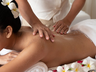 Obraz na płótnie Canvas Show Hands moving blur of masseuse while body scrub. Salt Scrub Beauty Treatment in the Health Spa.