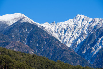 Fototapeta na wymiar 御岳山の冠雪　上松町からの眺め