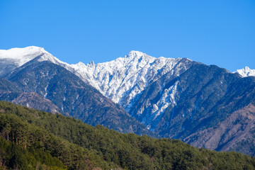 Fototapeta na wymiar 御岳山の冠雪　上松町からの眺め