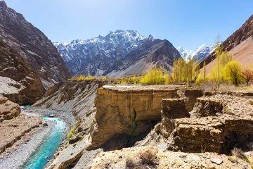 Cercles muraux K2 Beautiful autumn scene along Karakorum highway with layers of snow mountains and blue sky background
