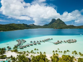 Stickers pour porte Bora Bora, Polynésie française Image aérienne d& 39 un drone du lagon bleu et de la montagne Otemanu sur l& 39 île de Bora Bora, Tahiti, Polynésie française, océan Pacifique Sud (antenne de Bora Bora).