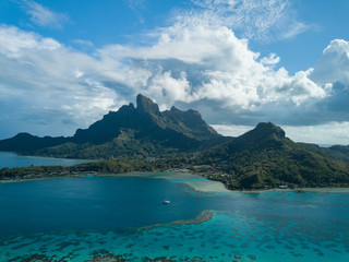 Blue lagoon and Otemanu mountain at Bora Bora island, Tahiti, French Polynesia. - obrazy, fototapety, plakaty
