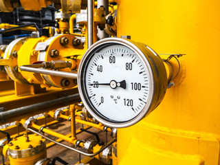 Temperature gate for monitoring temperatue in fuel tank at power plant.