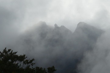 曇った山