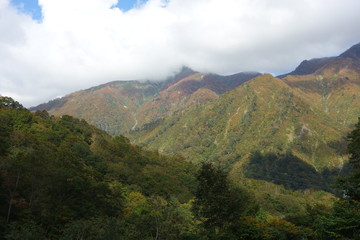 明媚な山