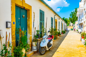 Weiße Häuser im Samanbahce-Viertel von Lefkosa, Zypern