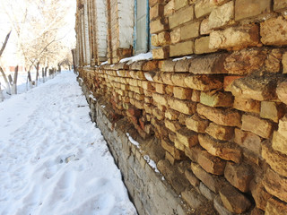 OLD EXPANDING BRICK TABLE, BROWN BRICK, WHITE SNOW