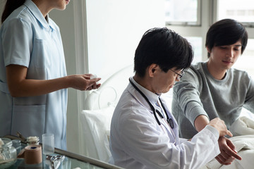 Obraz premium 入院患者に包帯を巻く医師