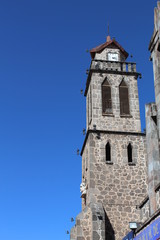 Fototapeta na wymiar Torre de reloj en iglesia puebla
