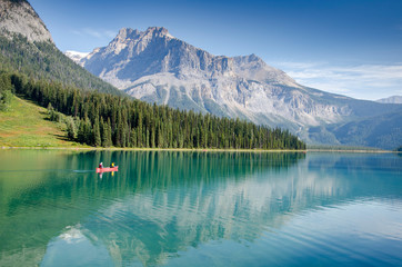 Obraz premium Lake Emerald, Yoho National Park, British Columbia, Canada