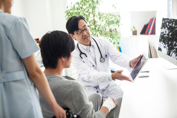 Obraz premium タブレットで現在の状況を確認する主治医と患者