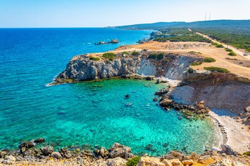 Zerklüftete Küste von Zafer Burnu, bekannt als Cape Apostolos Andreas auf Zypern