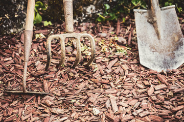 Alte und benutzte Gartengeräte, Gartenhacke, Spaten und Rechen