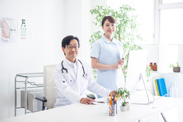 Obraz premium ベテラン医師と若手看護師のポートレート