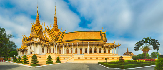 Obraz premium The throne hall inside the Royal Palace in Phnom Penh, Cambodia. Panorama