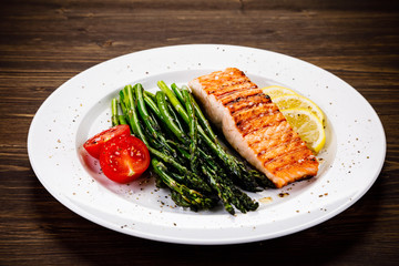 Grilled salmon and asparagus