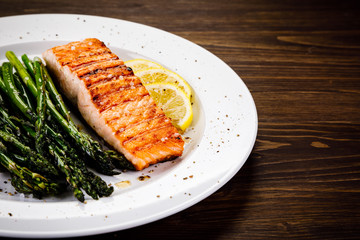 Grilled salmon and asparagus