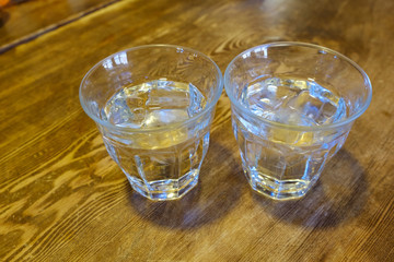 カフェの水の入ったグラス