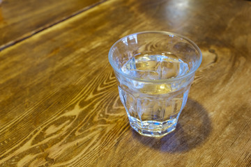 カフェの水の入ったグラス
