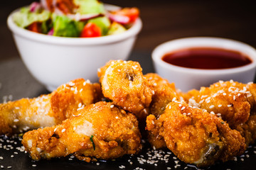 Grilled chicken drumsticks with vegetable salad