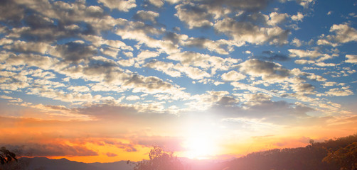 Obraz premium Koncepcja dzień ziemi: tło natura z nieba w zachód słońca