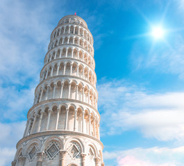 Naklejka premium Krzywa Wieża w Pizie, Włochy, na tle pięknego dnia niebo i jasne słońce