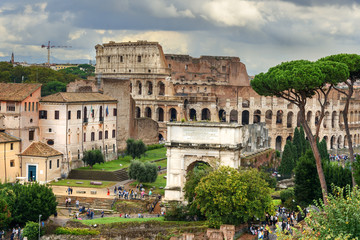 Naklejka premium Koloseum i ruiny Forum Romanum. Łuk Tytusa i inni. Rzym. Włochy
