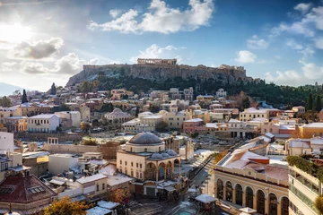 Fotobehang Uitzicht over de besneeuwde oude binnenstad van Athene, de Plaka, naar de Akropolis met de Parthenontempel in de winter. Griekenland © moofushi