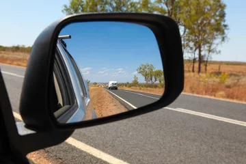 Gordijnen Australische roadtrip - Uitzicht via zijspiegel van de auto in Centraal Queensland, Australië © jeayesy