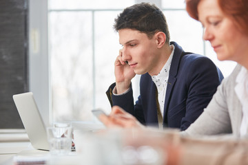 Mann telefoniert mit dem Smartphone