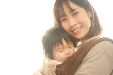 眠る子を抱く母親