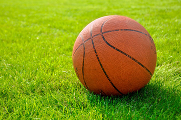 piłka do koszykówki, piłka na trawie